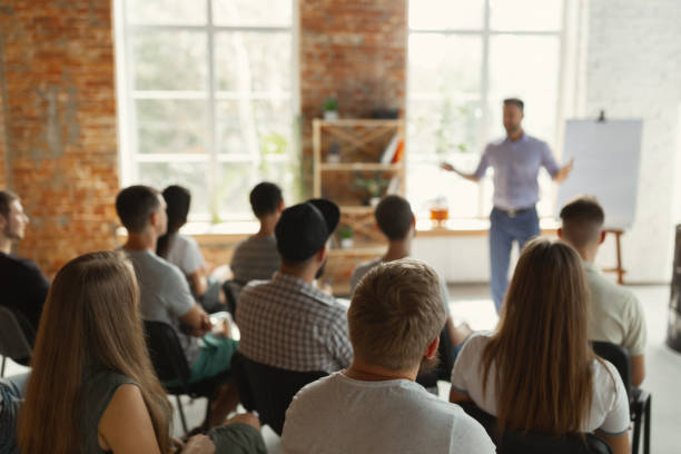 Conférence donner par un homme - JPB audit et conseil