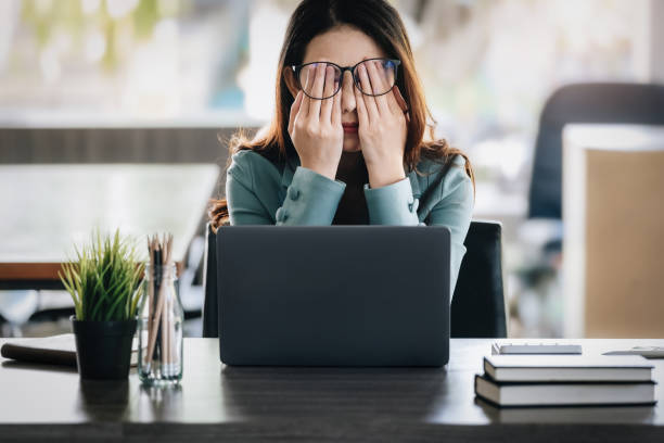 Femme qui travail et se frotte les yeux - Santé mentale